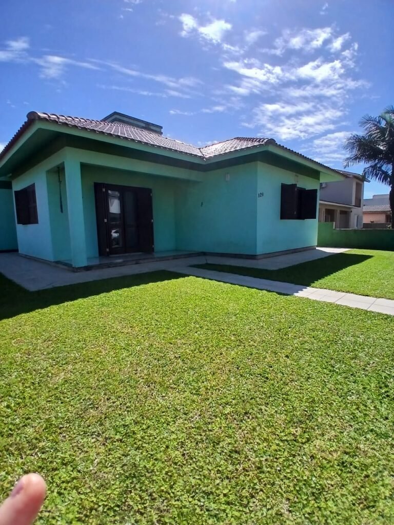 Casa de esquina com 3 dormitórios, suíte e amplo terreno em Passo de Torres/SC